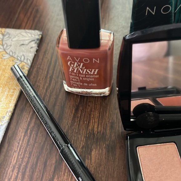 Avon Palm Chic gift box includes pierced earrings, gel nail color, eyeshadow - Picture 2 of 9